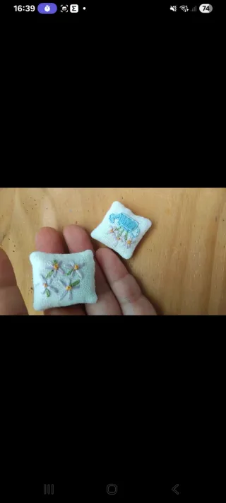 Cojines bordados casa de muñecas