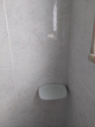 Baño completo con mueble, lavabo, espejo, váter y