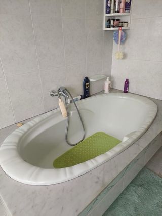 Baño completo con mueble, lavabo, espejo, váter y