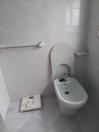Baño completo con mueble, lavabo, espejo, váter y