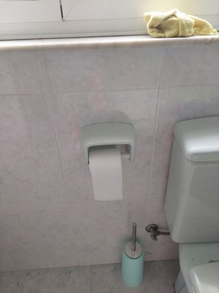 Baño completo con mueble, lavabo, espejo, váter y