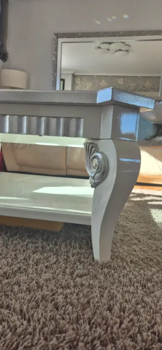 Mesa de centro. Blanca lacada y pan de plata