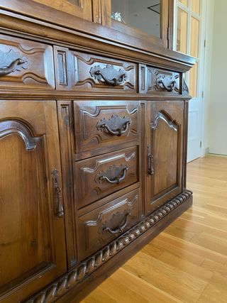 Antiquidad aparador con vitrina