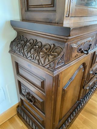 Antiquidad aparador con vitrina
