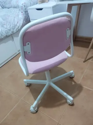 Silla de escritorio infantil IKEA blanca y rosa