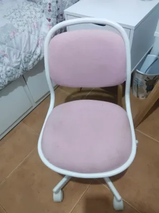 Silla de escritorio infantil IKEA blanca y rosa