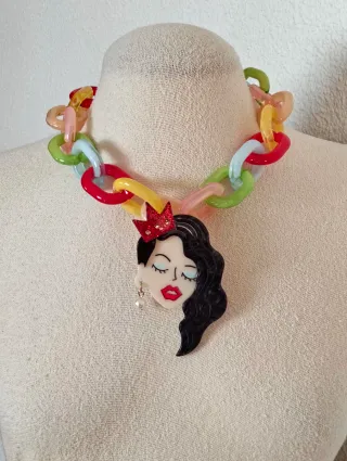 Collar señorita eslabones multicolor resina