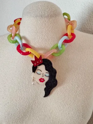 Collar señorita eslabones multicolor resina