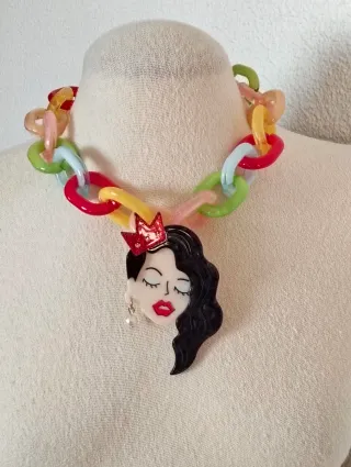 Collar señorita eslabones multicolor resina