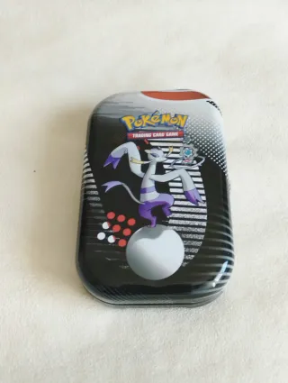 Mini Lata Pokémon con Carta información