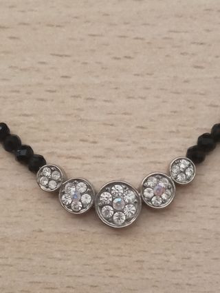 Collana con perle nere e ciondoli