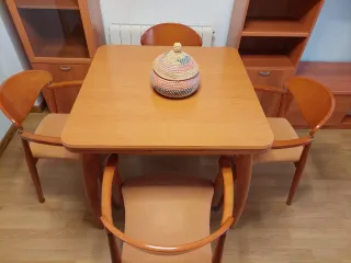 Mesa comedor 90x90 extensible a 1,50 y 4 sillas