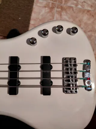 Bajo Warwick Corvette 4 cuerdas