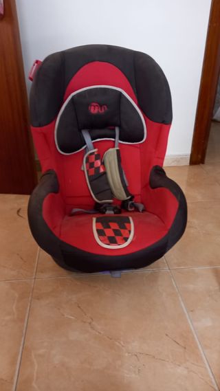 Silla coche infantil roja y negra