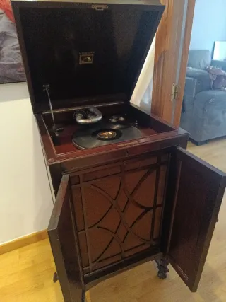 Gramófono con mueble