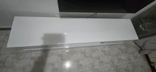 Mueble de comedor blanco con led