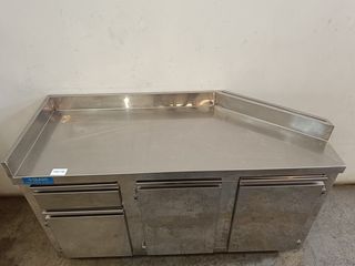 Mesa de acero inoxidable con armario