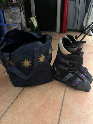 Botas de esquí negras con detalles morados