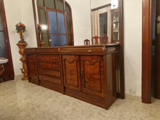 Mueble de salón con espejo