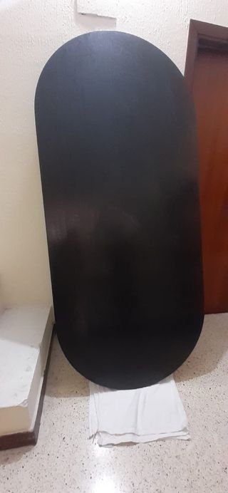 Mesa ovalada negra