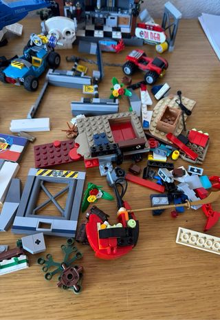 Lote LEGO Policía y Dinosaurios