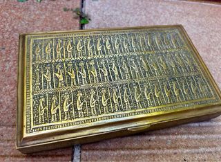 Caja de bronce antigua decorada