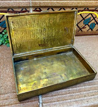 Caja de bronce antigua decorada