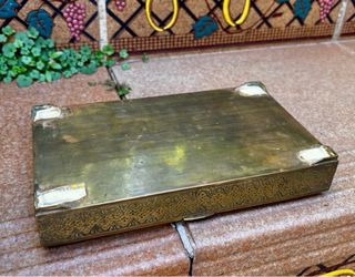 Caja de bronce antigua decorada