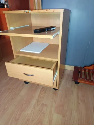 Mesa de TV con ruedas