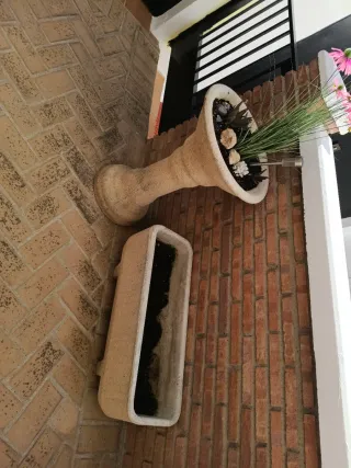 Pedestal de cemento y macetero de hormigón