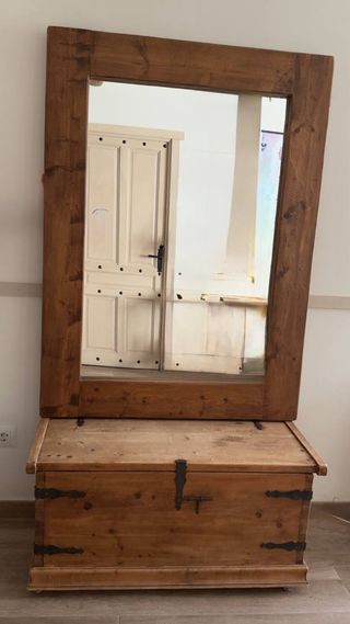 Baúl y espejo rústico de madera y metal.