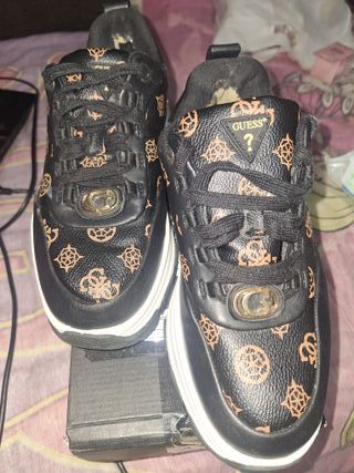 Deportivas Guess Negro y Dorado