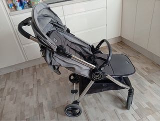 Carro de bebé gris