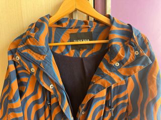 Abrigo de Surkana impermeable estampado.