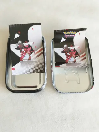 Mini lata Pokémon con carta de información