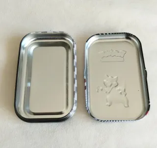 Mini lata Pokémon con carta de información