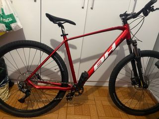 Bicicleta BH roja frenos disco