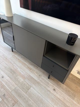 Cómoda de salón gris con cristal