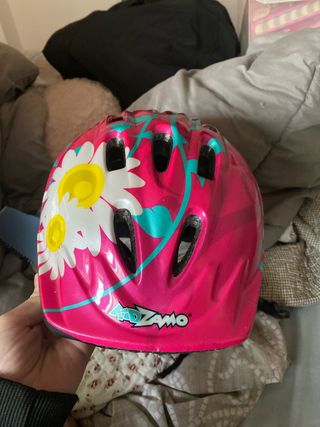 Casco infantil rosa con flores