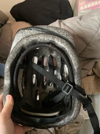 Casco infantil rosa con flores