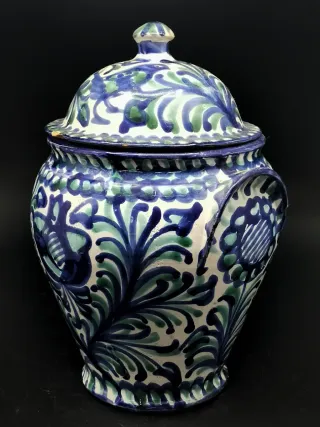 Bonita orza antigua de cerámica granadina