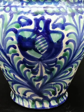 Bonita orza antigua de cerámica granadina