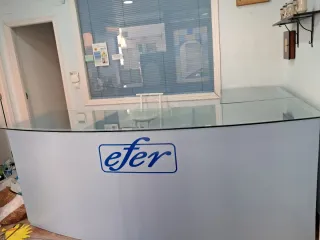 Mostrador de madera lacado de grandes dimensiones