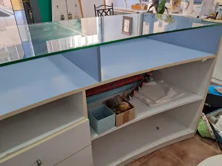 Mostrador de madera lacado de grandes dimensiones