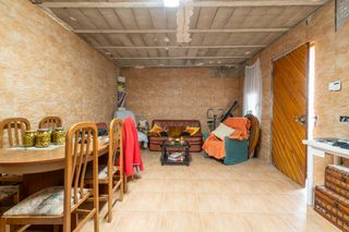 Finca con casa de campo y agua de pozo comunitario