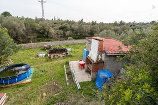 Finca con casa de campo y agua de pozo comunitario