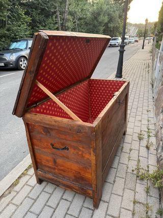 Arcón de madera maciza con interior forrado