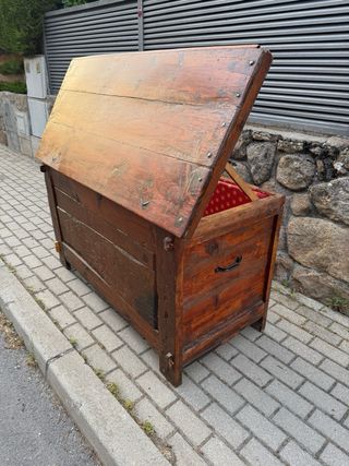 Arcón de madera maciza con interior forrado