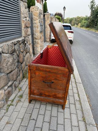 Arcón de madera maciza con interior forrado