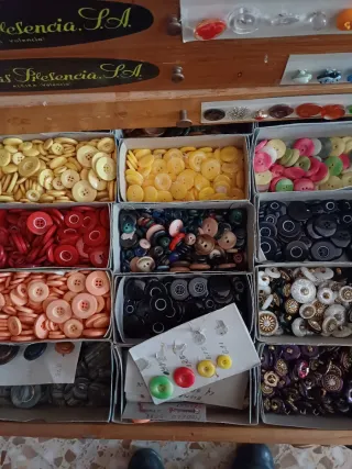 Mueble de madera con cajones y botones